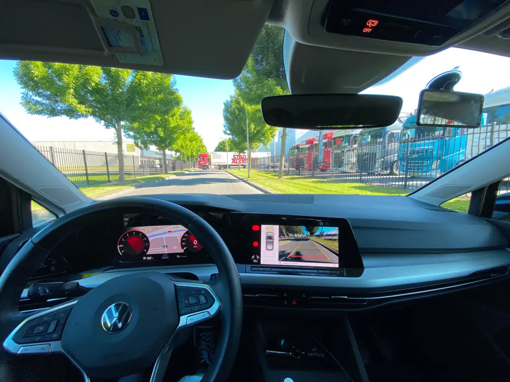 Rijlesauto van binnen met stuur en achteruitkijkcamera