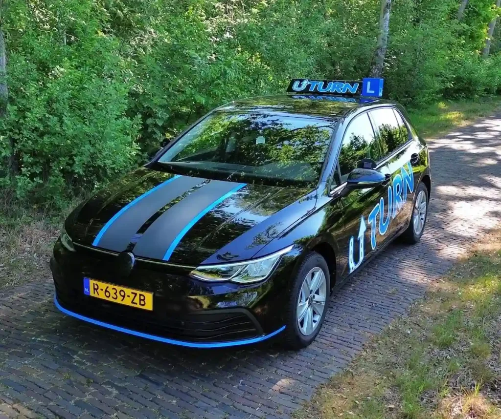 Rijschoolauto Uturn in bosrijke omgeving van